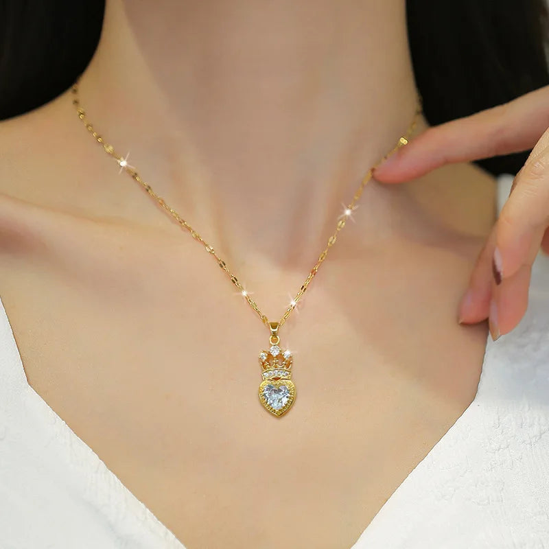 Elegant and light necklace in the shape of a queen's crown,