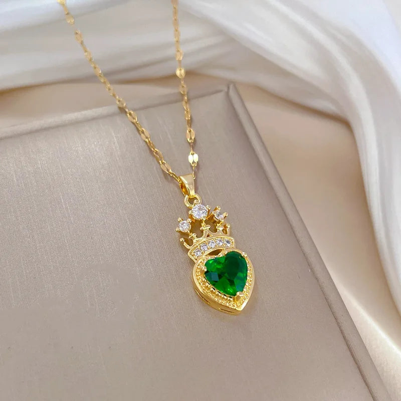 Elegant and light necklace in the shape of a queen's crown,