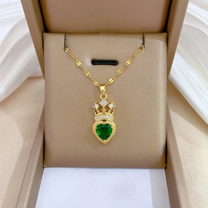 Elegant and light necklace in the shape of a queen's crown,